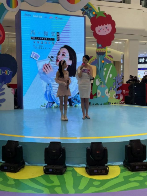 冯提莫|冯提莫二专签售会打卡盐城，现场开唱引粉丝欢呼，穿短裙长腿吸睛