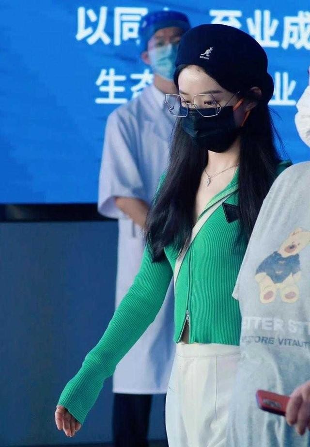 潮流新风|赵丽颖身材太娇小，穿紧身针织衫像“童装”似的，这比例让人羡慕