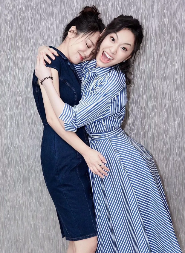 十万个家居为什么|闫妮晒出自己的家居照，家中随处可见鲜花，心态更像是年轻人