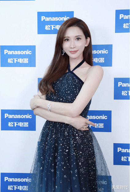 成毅|林志玲婚后更有韵味，穿星空挂脖裙秀香肩，哪像46岁的人