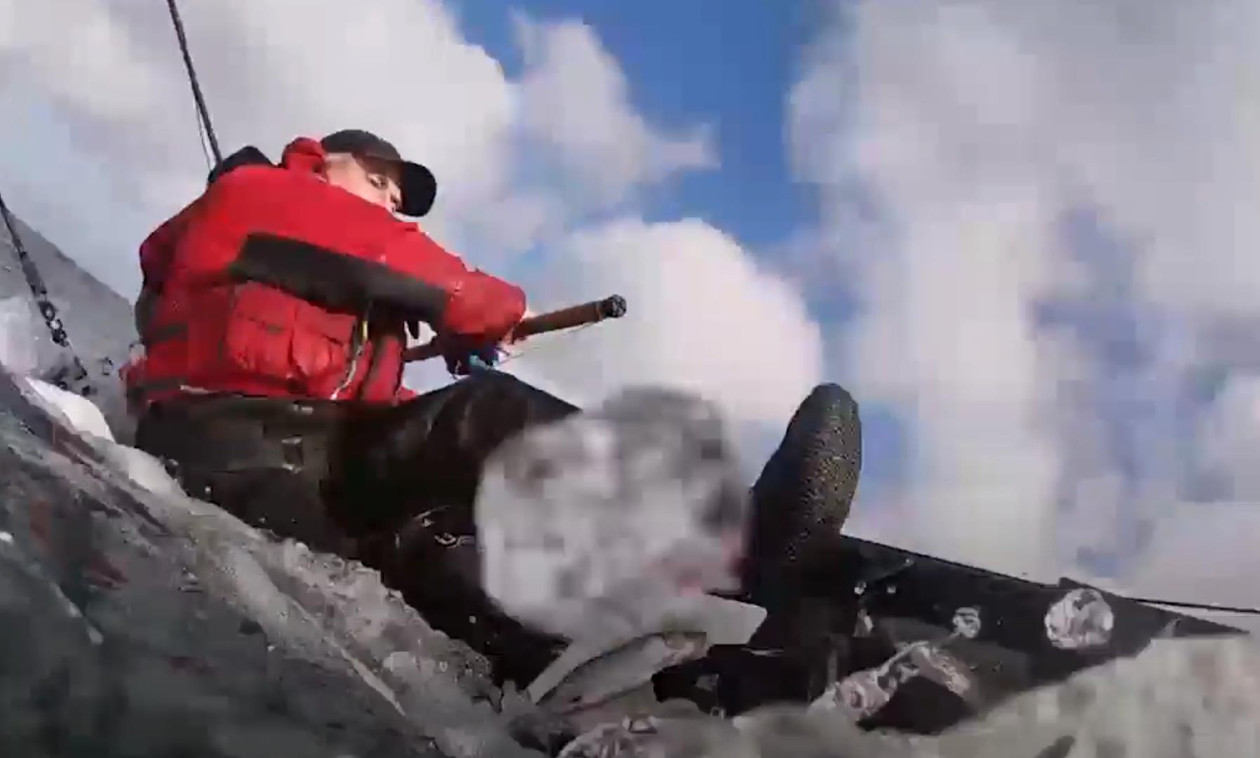 英国|英国男子海钓时被一条鲨鱼拖入水中