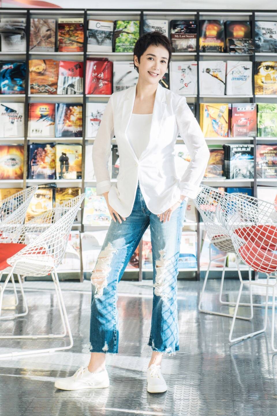 牛仔裤|蒋雯丽真是越老越有气场，白色西装配牛仔裤干练利落，气场全开