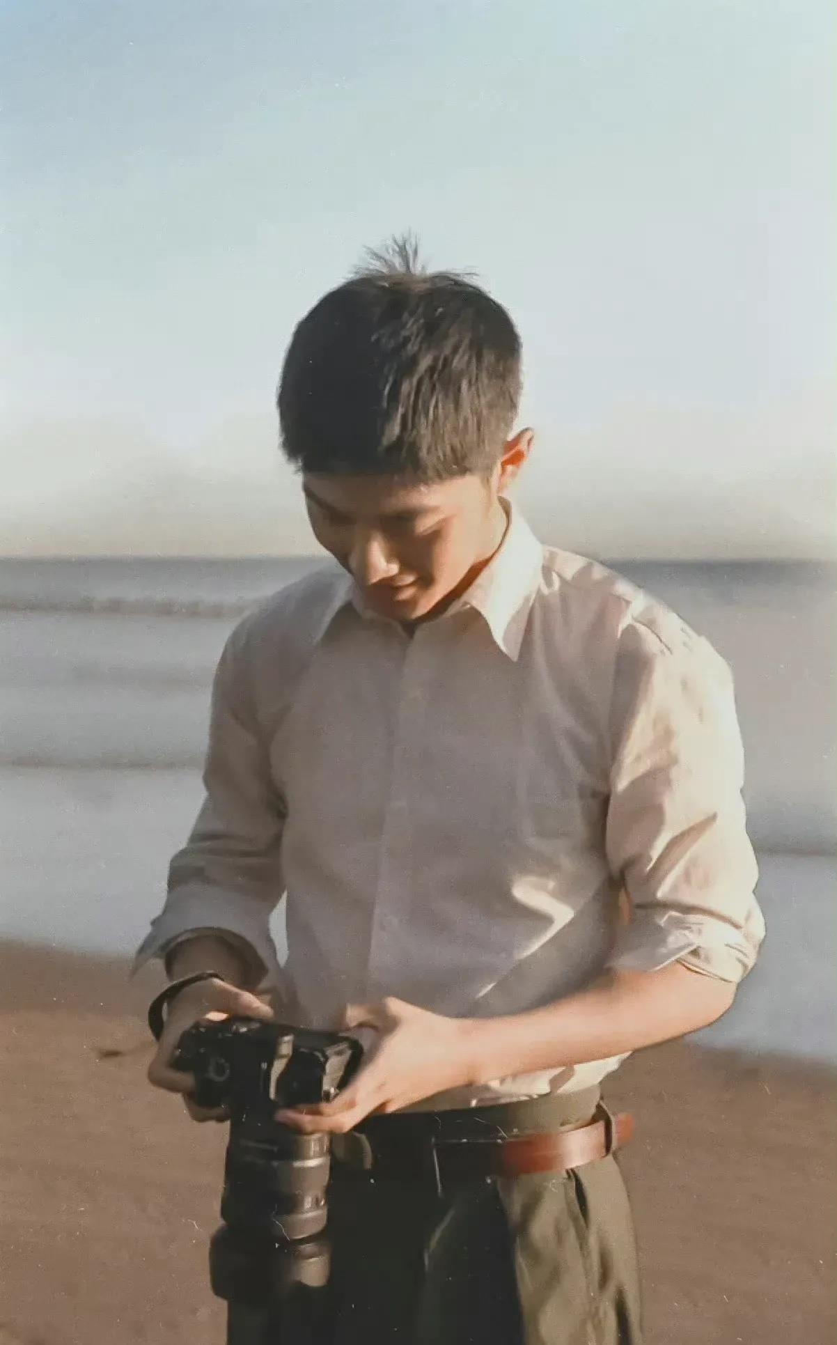 街拍|李幼斌接受采访时肯定肖战的演技：来之能战，战之必胜！