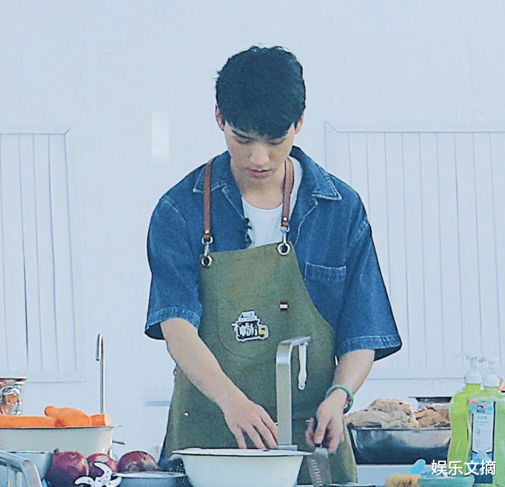 杨迪|龚俊参加中餐厅自带锅具，备菜下厨超熟练，喝水的姿势却成亮点