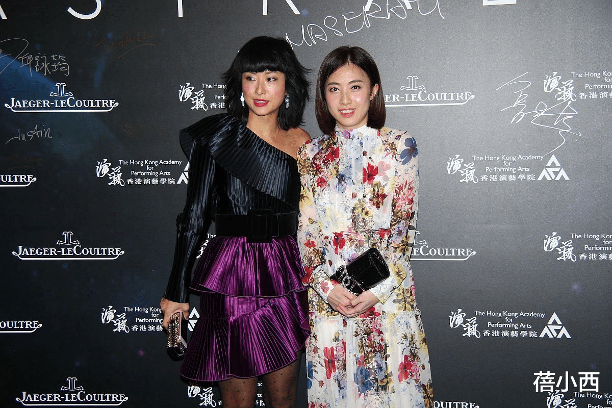 蓓小西 甘比原来这么有气质，连土味印花裙都穿出贵妇范，一点也不摆阔