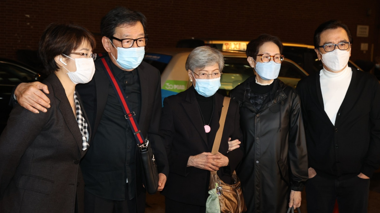 李香琴|李香琴出殡，女儿一头白发捧遗照哀伤送别，苗侨伟黄百鸣罗家英扶灵