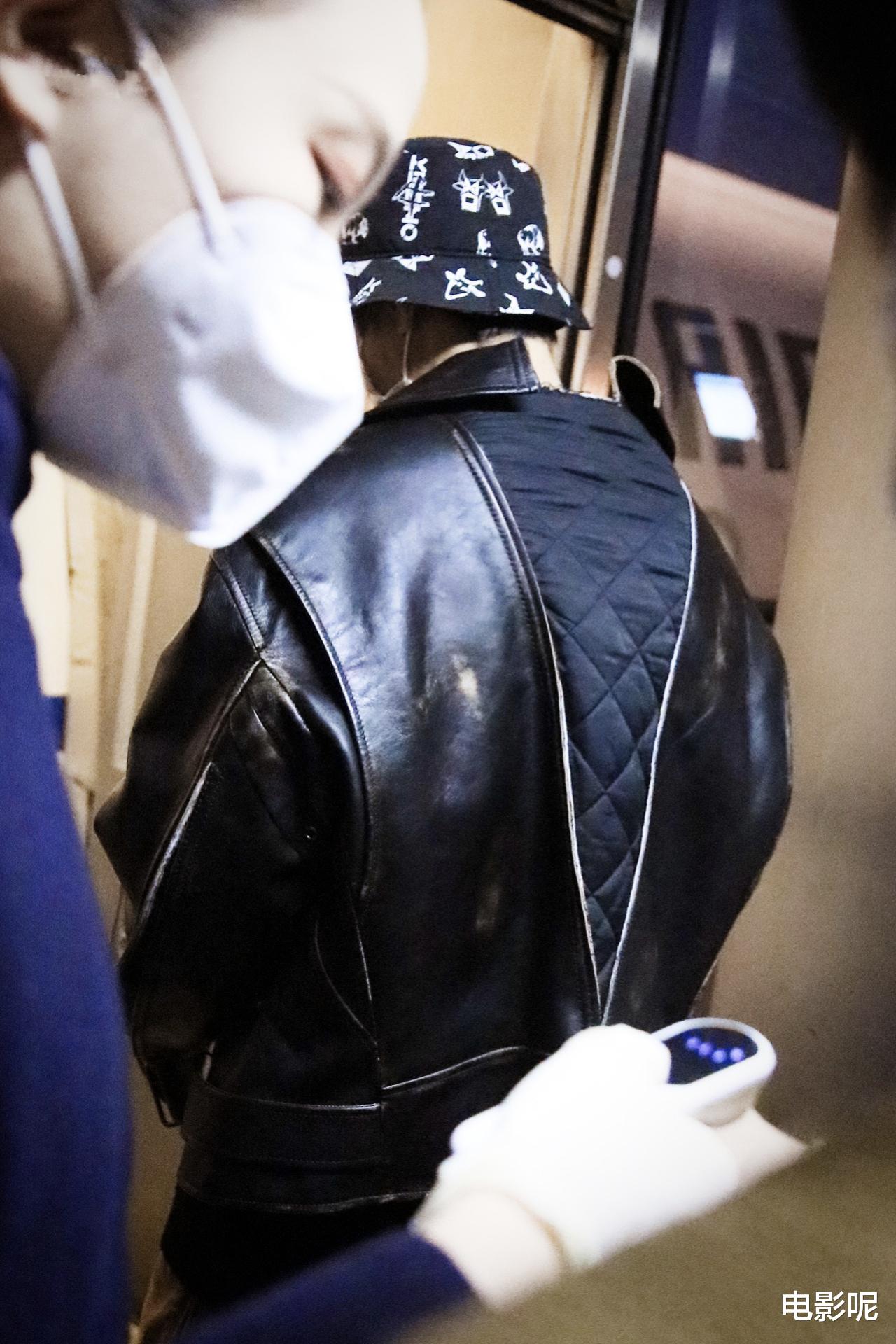 王俊凯|粉丝质疑王俊凯衣服穿反，得到证实后，粉丝：小丑竟是自己