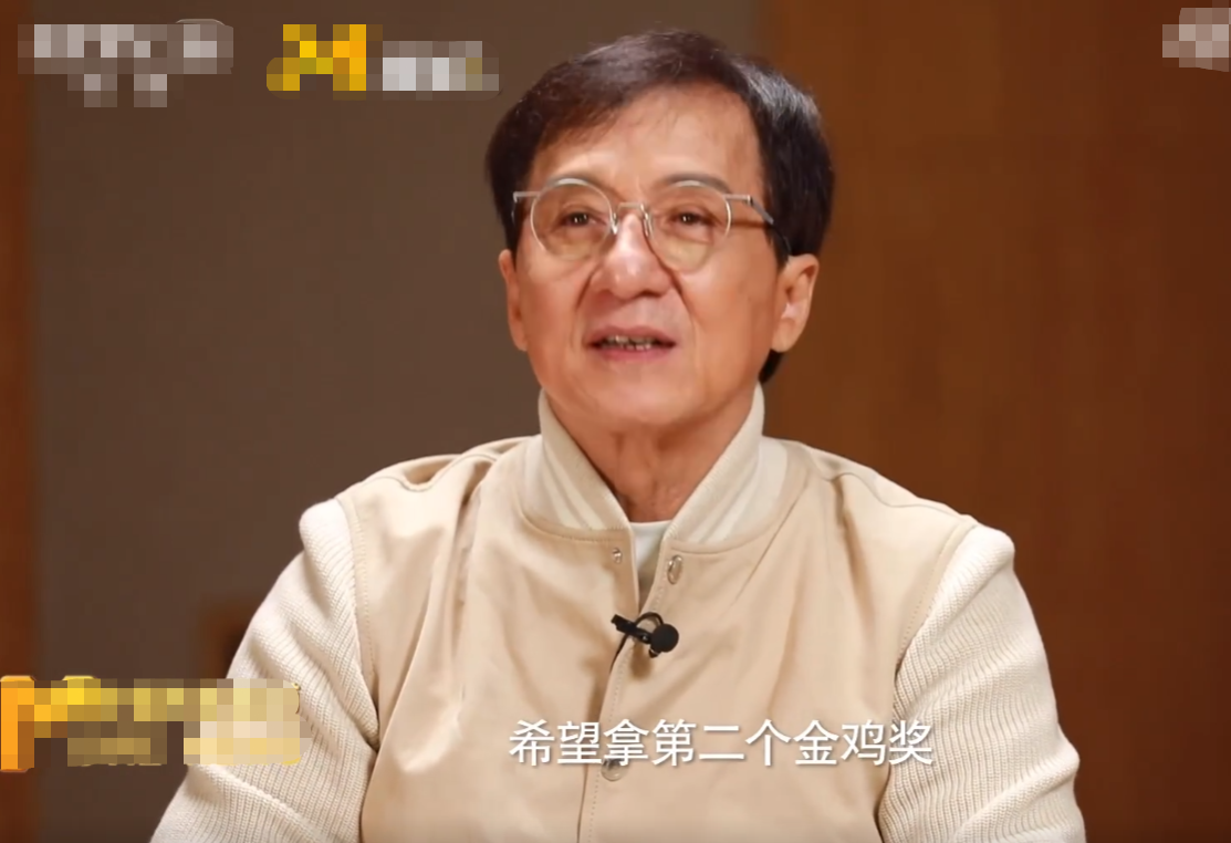 成龙|67岁成龙采访中怒斥青年演员!眉头紧蹙表情严肃,直言自己太生气