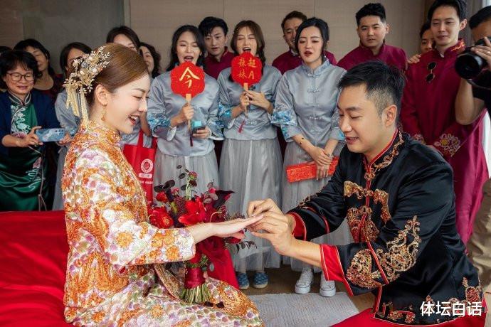 国羽|31岁国羽名将大婚！新娘穿镂空婚纱美艳动人，12人伴郎伴郎团抢镜