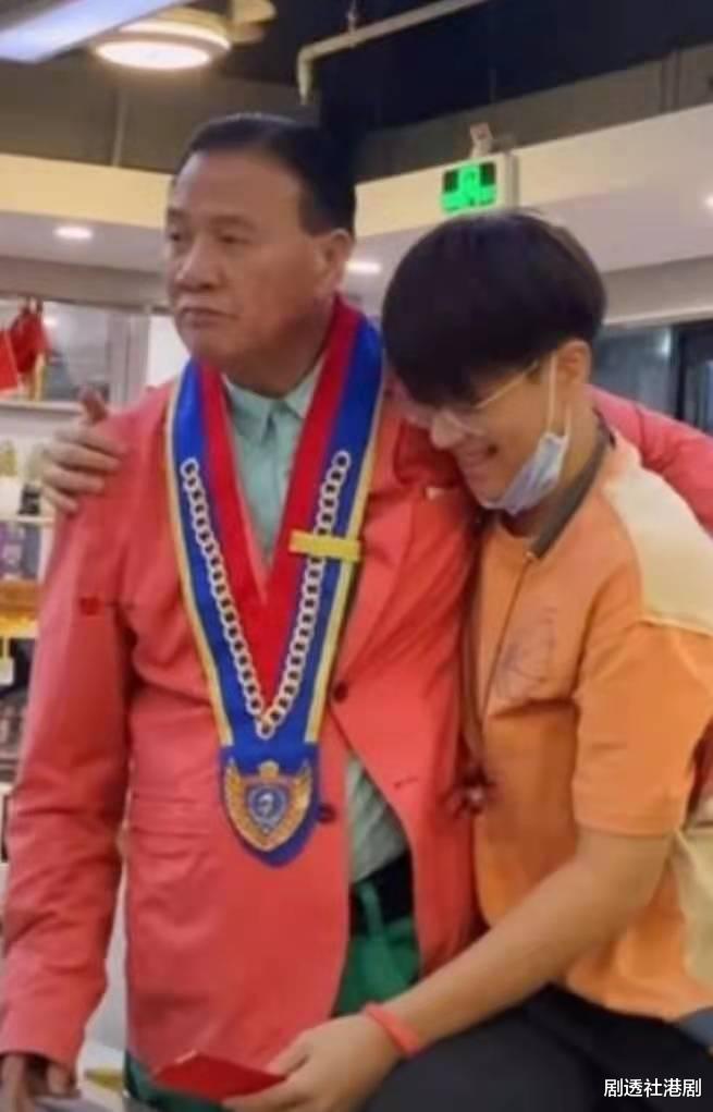 万梓良|温馨！64岁万梓良为18岁儿子庆生，感触落泪：你是我唯一的儿子