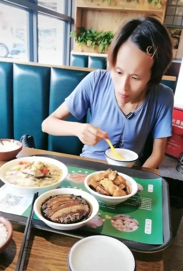 流浪女子纠缠好心人,住进家里赖着不走,称自己在深圳过得很好!