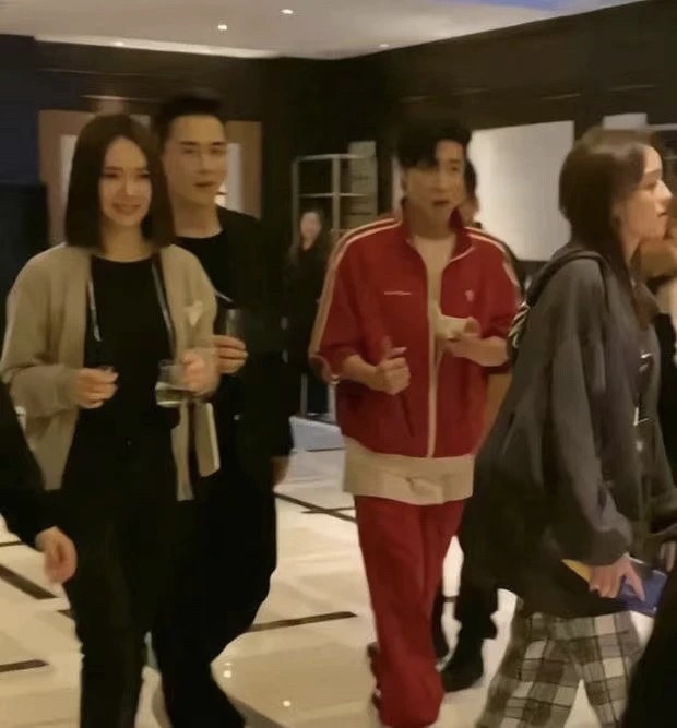 披哥|《披哥》庆功宴曝光，哥哥嫂子无P图状态下，生图模样很真实