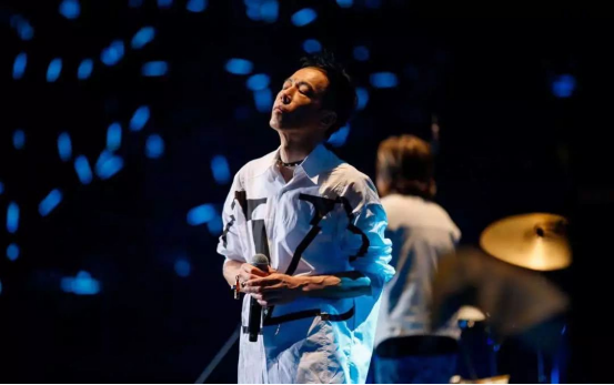 黄贯中|黄贯中的“清醒”，会让多少捞钱无底线的艺人“脸红”？