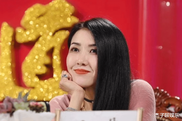 王蓉|王蓉：曾是一线歌手，因整容自毁事业，如今在小县城商演被评掉价