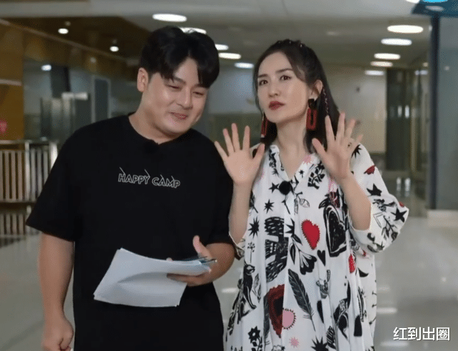 谢娜|?谢娜回快本上班路透曝光，下车后由何炅一路搀扶，产后身材发福明显