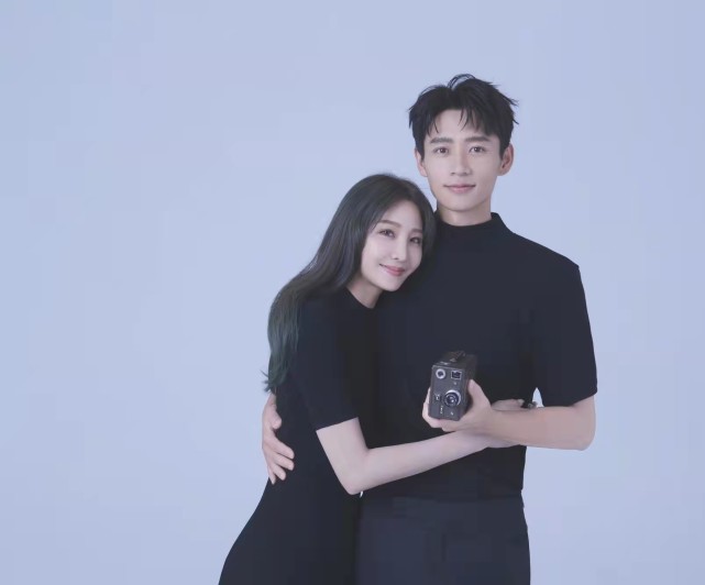 魏晨|魏晨婚礼接亲现场图公开，身穿蓝金礼服喜气洋洋，二老满脸幸福接过新人敬茶