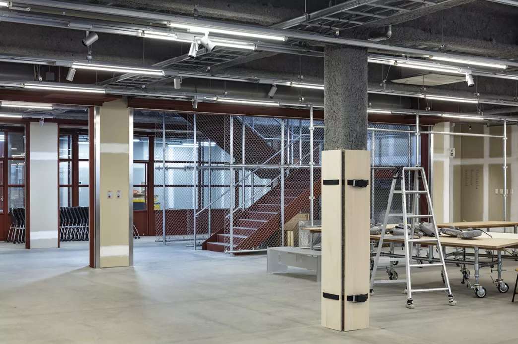 教学楼建一半“丢给学生”，边上课边DIY装修？日本知名艺术高校“骚操作”！网友直呼好家伙…