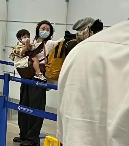 全球时尚号|张柏芝素颜带三个儿子亮相，穿宽松的服装好疲惫，独自背儿无随从