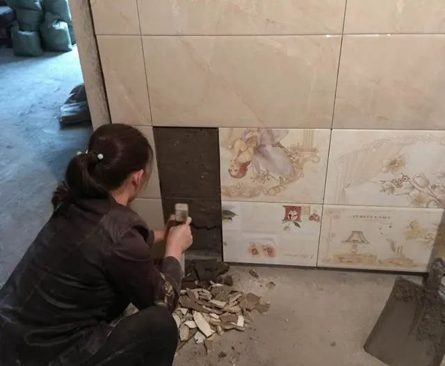 装修时尚家|头一次见瓷砖“从上往下”贴，这手艺见过的都说服！