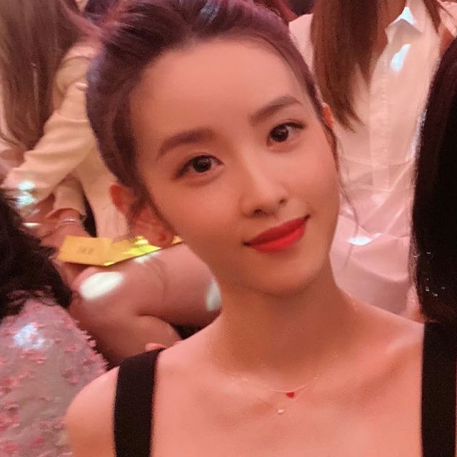 东京奥运会|章泽天和5岁女儿穿亲子装亮相！木耳边上衣配半裙太美，女儿好萌