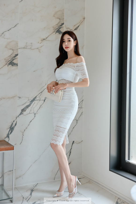 壹品穿搭|女神孙允珠高清时尚搭配：天鹅湖帷幔轻纱奶白雕花衣裙