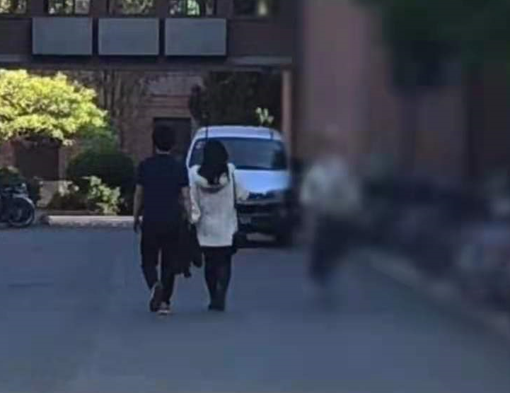 李健|李健与娇妻同游清华，女方腿粗身形圆润，夫妻俩穿衣不在同季节