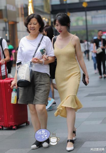 扎心|30岁的“老阿姨”，胆大挑战焦黄色荷叶连衣裙，彻底释放淑女气质