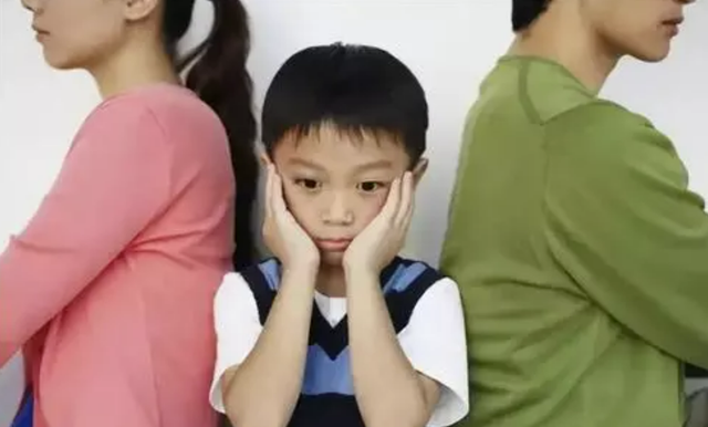 萌听小c姐|街头采访：“爸妈离婚你跟谁？”，不料男孩的选择出奇的一致