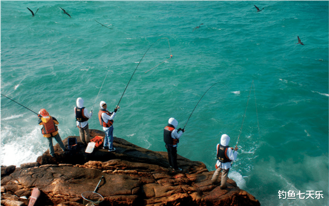 酸菜鱼|青岛老人垂钓时落水，钓船“无人驾驶”漂走，靠羽绒服捡回一命