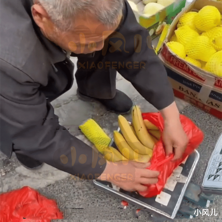 小风儿 男子买香蕉，9斤被收了11斤半的钱，拿在手上就感觉重量不对劲