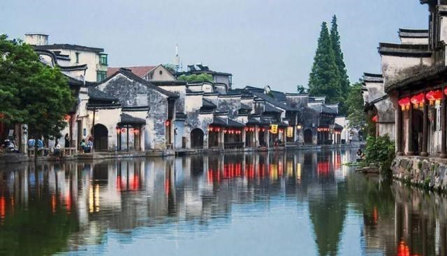 古镇 嘉兴一古镇走红，被称为“越角人家”，距离上海市中心80公里