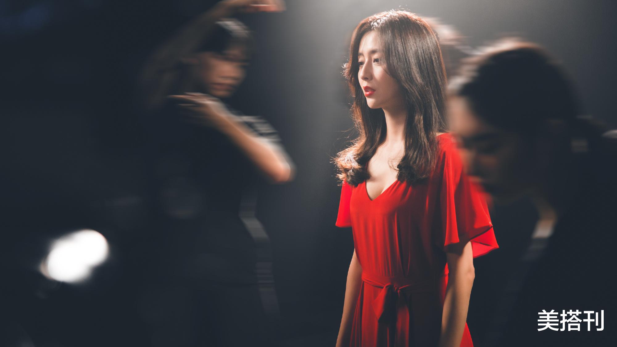 美搭刊 佟丽娅和大红色真配!红裙白雪画面梦幻灵动,10分美貌变成了12分