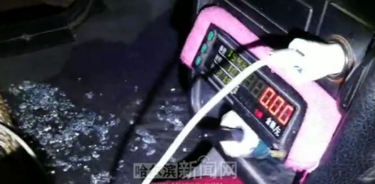 青海新闻联播 男子去商场吃了顿饭，车上20万工资款没了？嫌疑人：看到太心动了