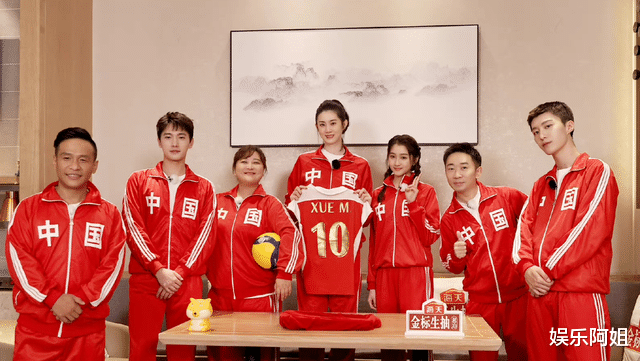 杨洋|青环汇演路透曝光！关晓彤烫发造型好复古，杨洋歪头比V显呆萌