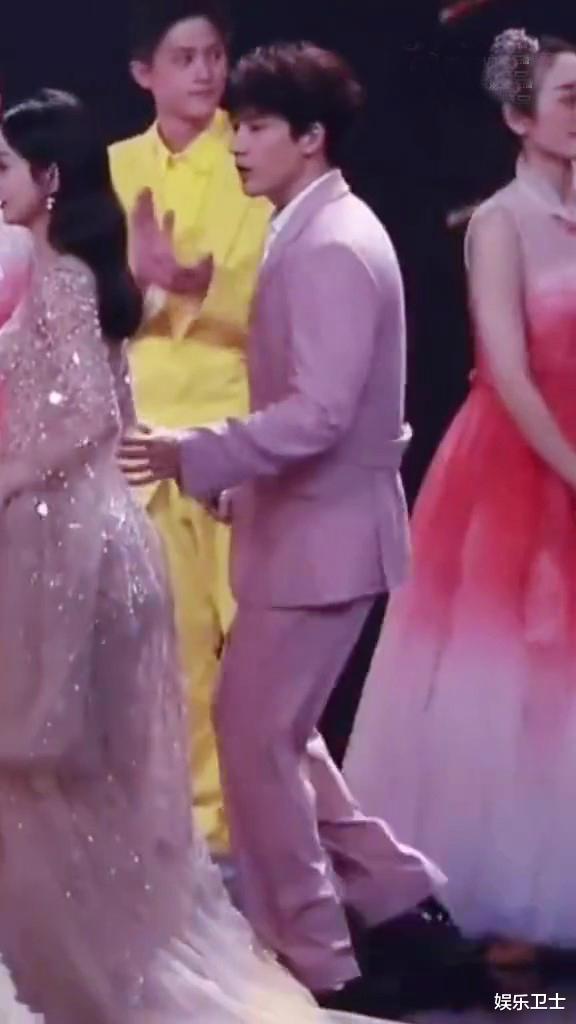 赵丽颖|赵丽颖上中秋晚会镜头仅三秒钟，与儿子打视频满脸母爱，获男演员小跑追逐