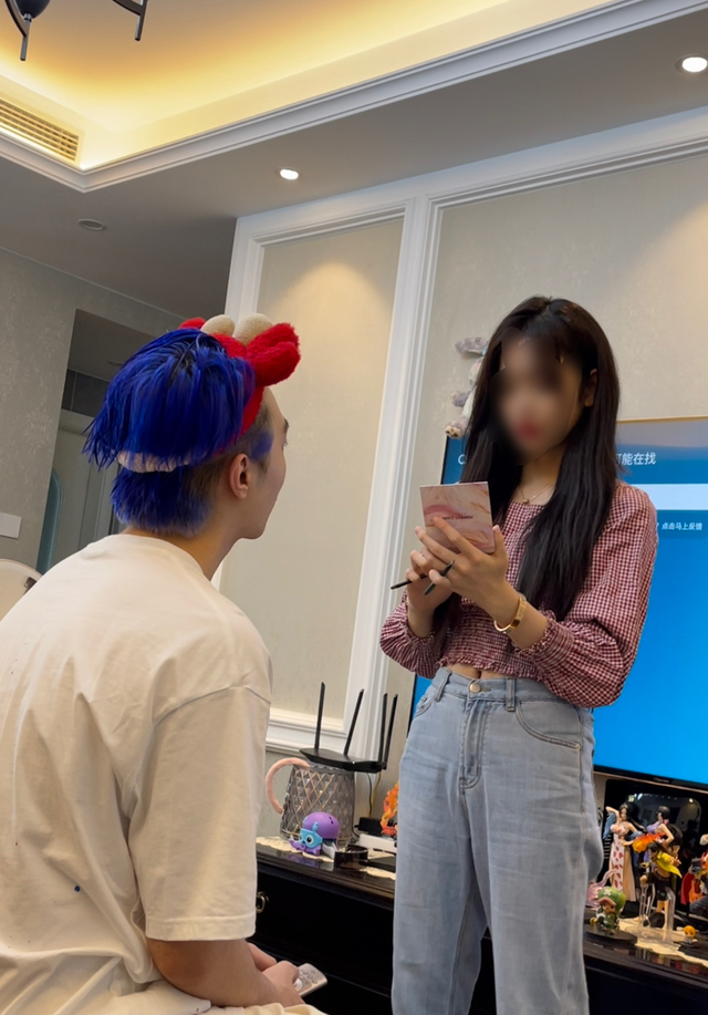 邓泽鸣|19岁小鲜肉被曝塌房！为挽回前女友配bgm哭求，大量黑历史遭起底