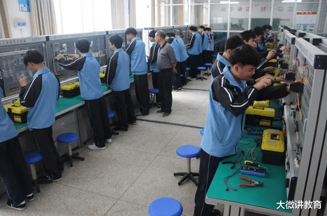 |老师劝学生去技校，学生表示不理解，为什么不鼓励我们上高中？