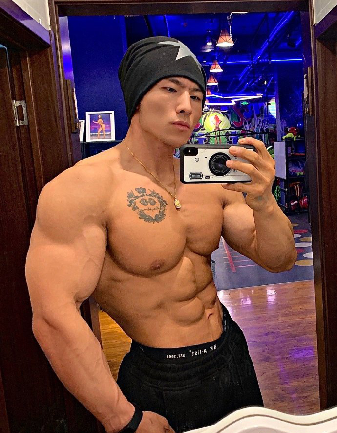 健身圈一哥|北京体育大学肌肉学霸，有颜有料有实力，腱子肉拉丝不在话下！