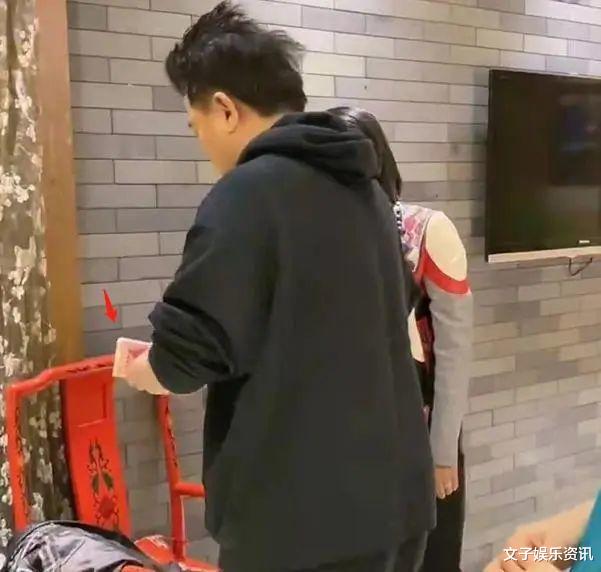 毕福剑|毕福剑强势回归！对赵本山弟子出手阔绰，出手就是2沓钞票