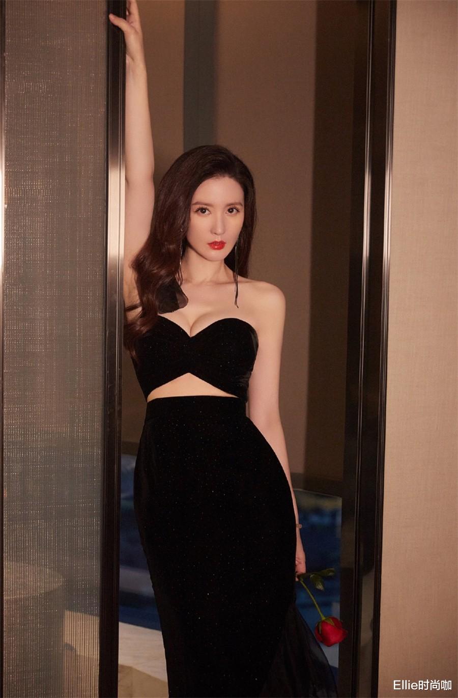 Ellie时尚咖|张萌的夏季穿搭好清凉!单穿胸衣秀身材,没点自信不敢这样穿