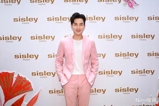 毛衣|刘恺威收工逛夜市，穿毛衣牛仔裤吃路边摊没架子，挎小包似“老干部”