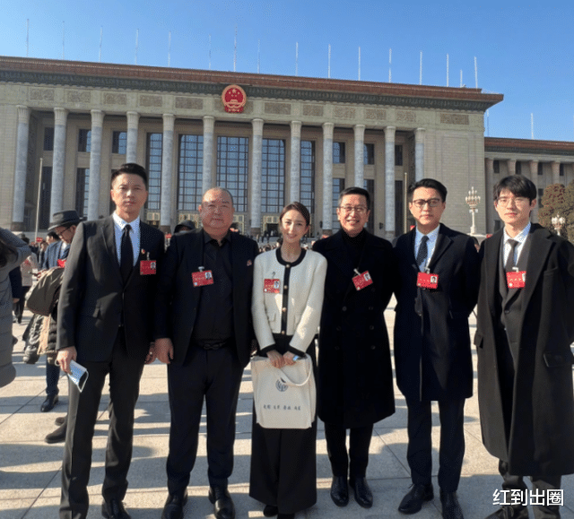 佟丽娅|众明星齐聚人民大会堂!佟丽娅稳站C位,周冬雨素颜惹眼,陈凯歌显老态