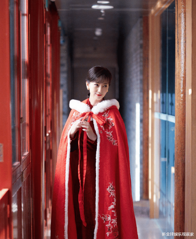 赵雅芝|赵雅芝晒近照，红色古风斗篷造型似仙女，谁能看出她68岁了？