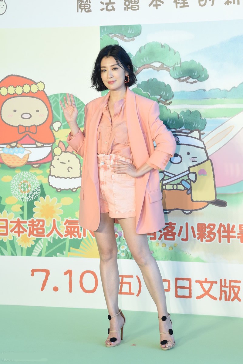 八只爪的猫|贾静雯太瘦了，穿短裤和家人走机场真减龄，腿比闺女还细一圈