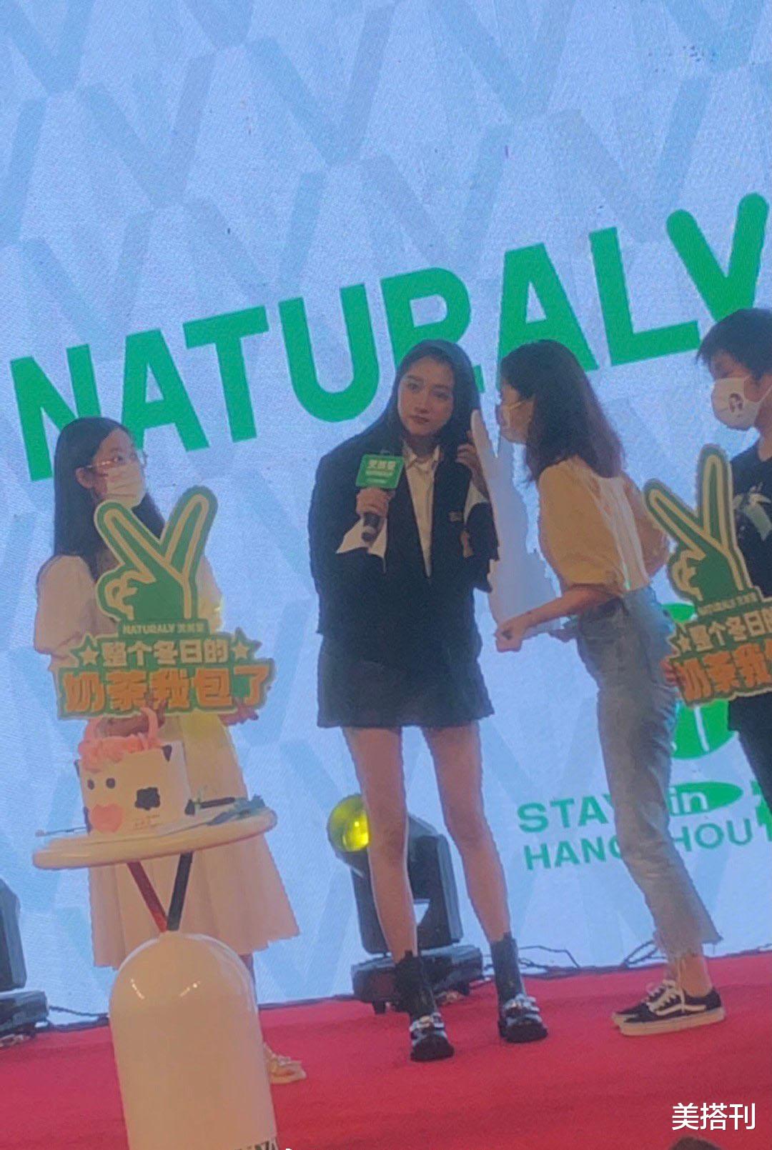 关晓彤|关晓彤终于穿对了！一身学院风秀出大长腿，网友：比甜妹风适合她