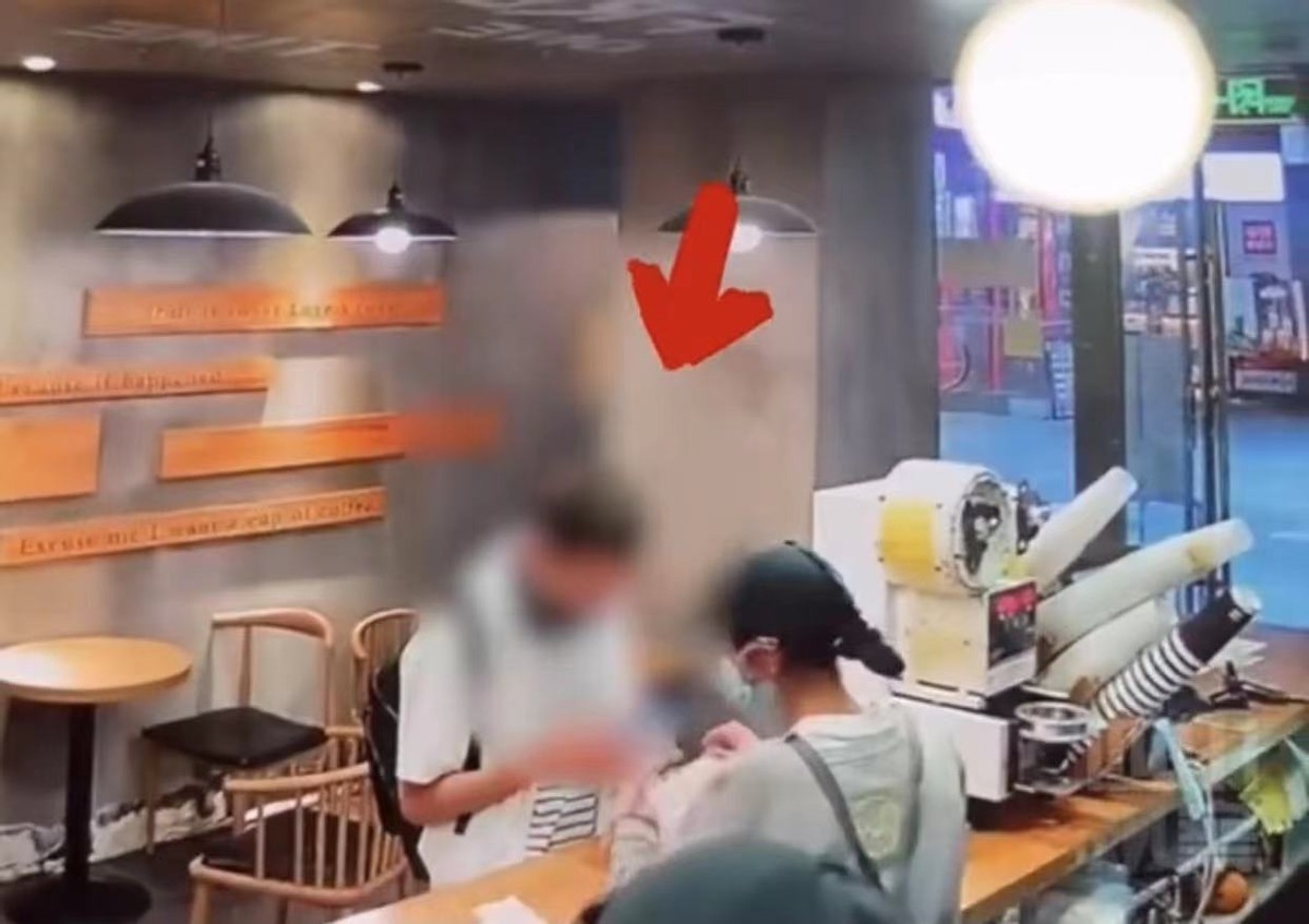 社会热点传播正能量 成都女孩在小吃街惨遭陌生男子泼奶茶,过程中还拿手机录像,网友:代浇跑腿?