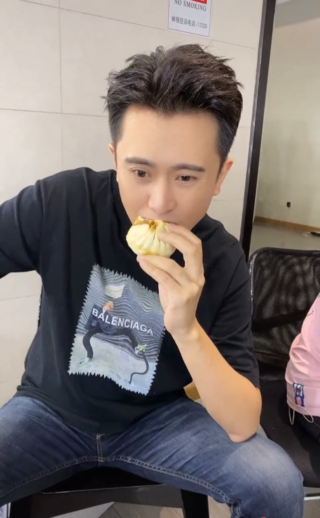 方琼|央视女主持同框比美，曹颖大长腿吸睛，方琼王昊穿同款如孪生姐妹