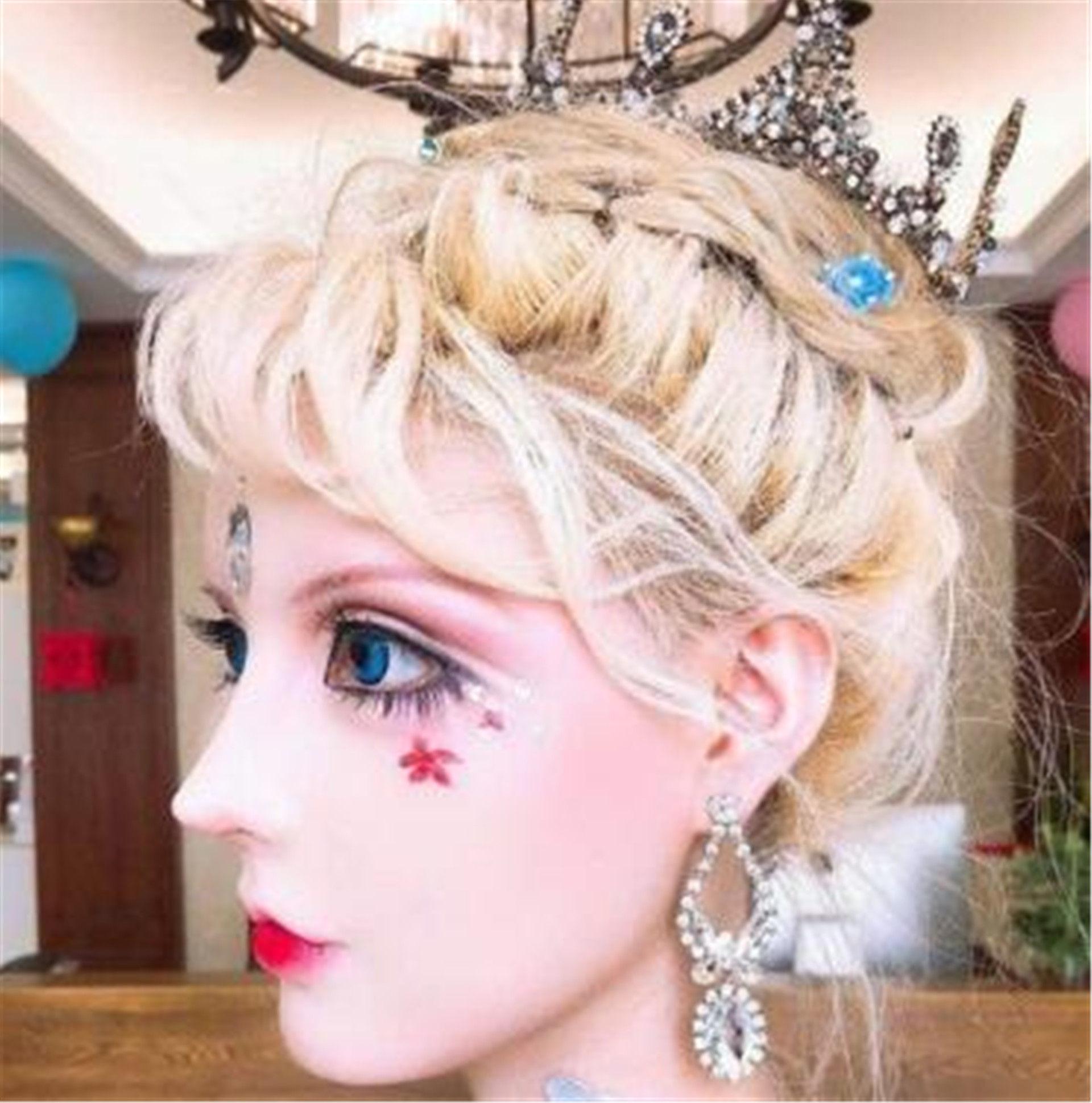 芭比娃娃|“芭比娃娃”长相太美，富豪砸下400万让她卸妆，结果怎样了？