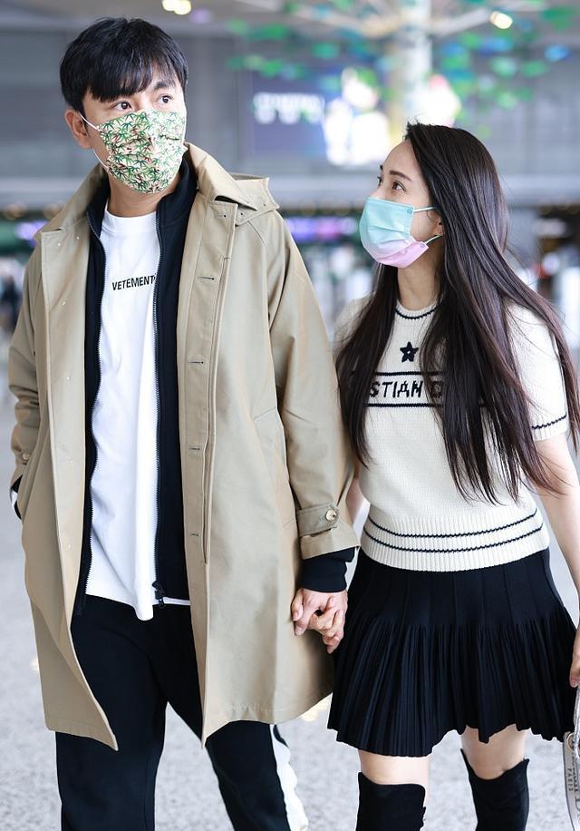 悦悦谈梓 减龄穿搭就服伊能静，走机场秦昊穿了3层，她却短T短裙仍在扮少女