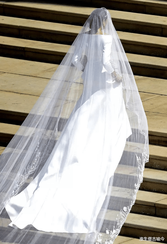 英国王室|梅根喜欢出风头：借女王祖母绿王冠二婚穿白纱，不让夏洛特穿裤袜